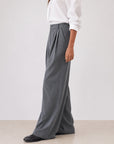Pantalon large à rayures gris vue de profil