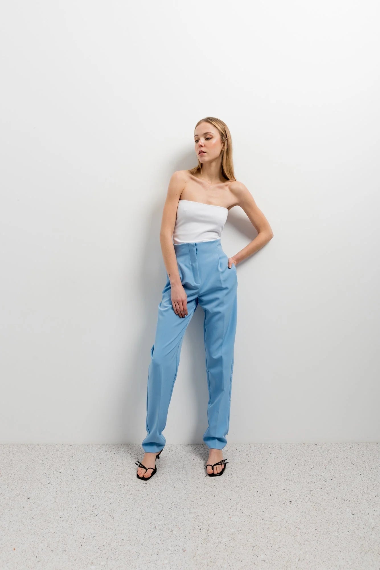 Pantalon taille haute bleu clair pour femmes avec top blanc et sandales noires