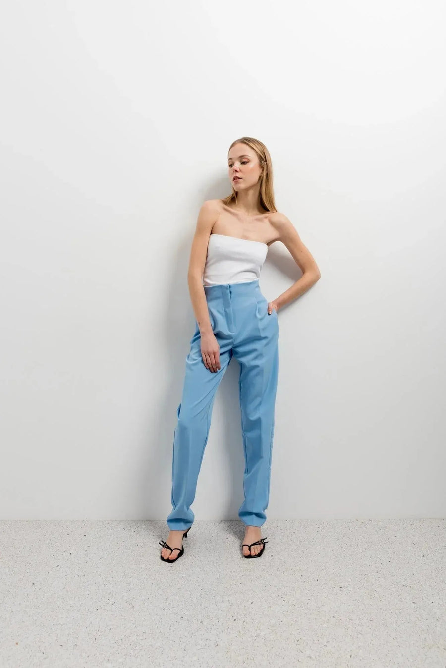 Pantalon à pinces femme taille haute bleu, modèle élégant présenté par un mannequin, idéal pour allier confort et style polyvalent.