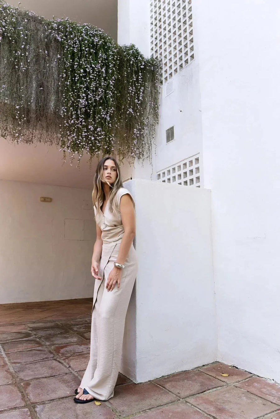 Un look élégant avec le Pantalon Large Croisé Beige, mettant en avant un haut croisé beige femme dans un cadre décontracté.