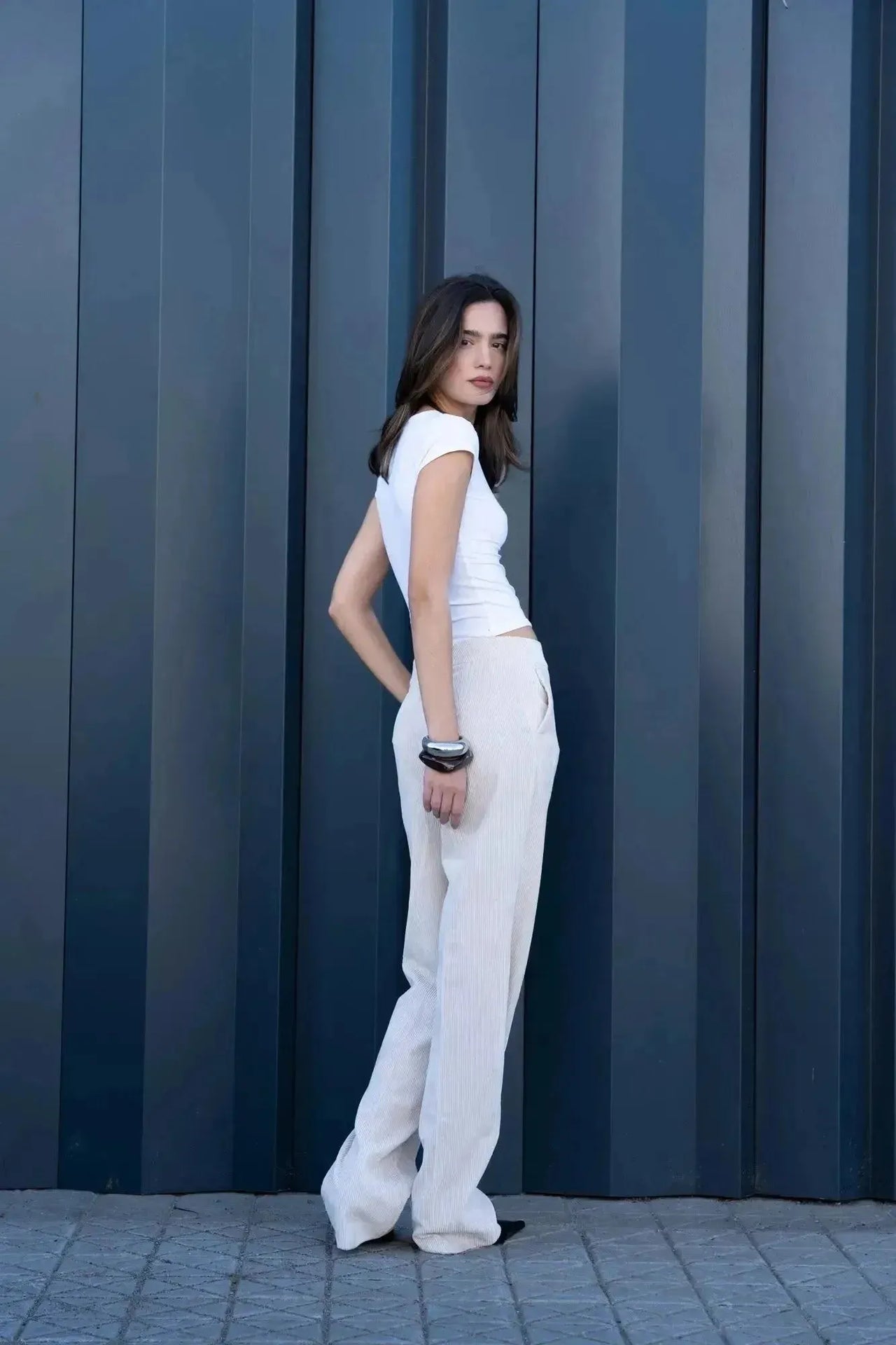 Femme portant un Pantalon large en velours côtelé beige avec haut blanc léger