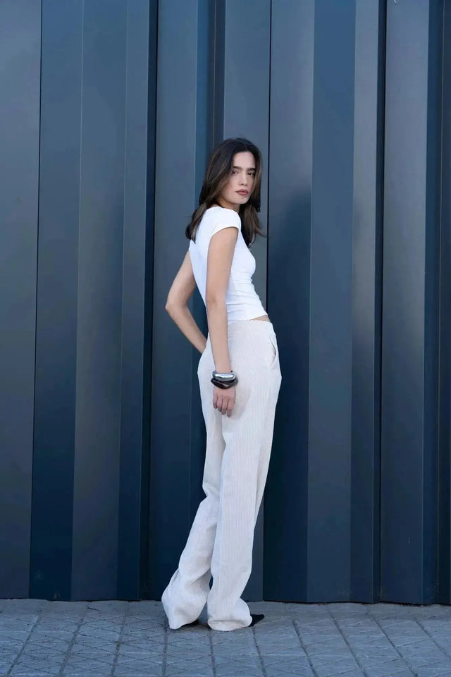 Femme portant un Pantalon large en velours côtelé beige avec haut blanc léger