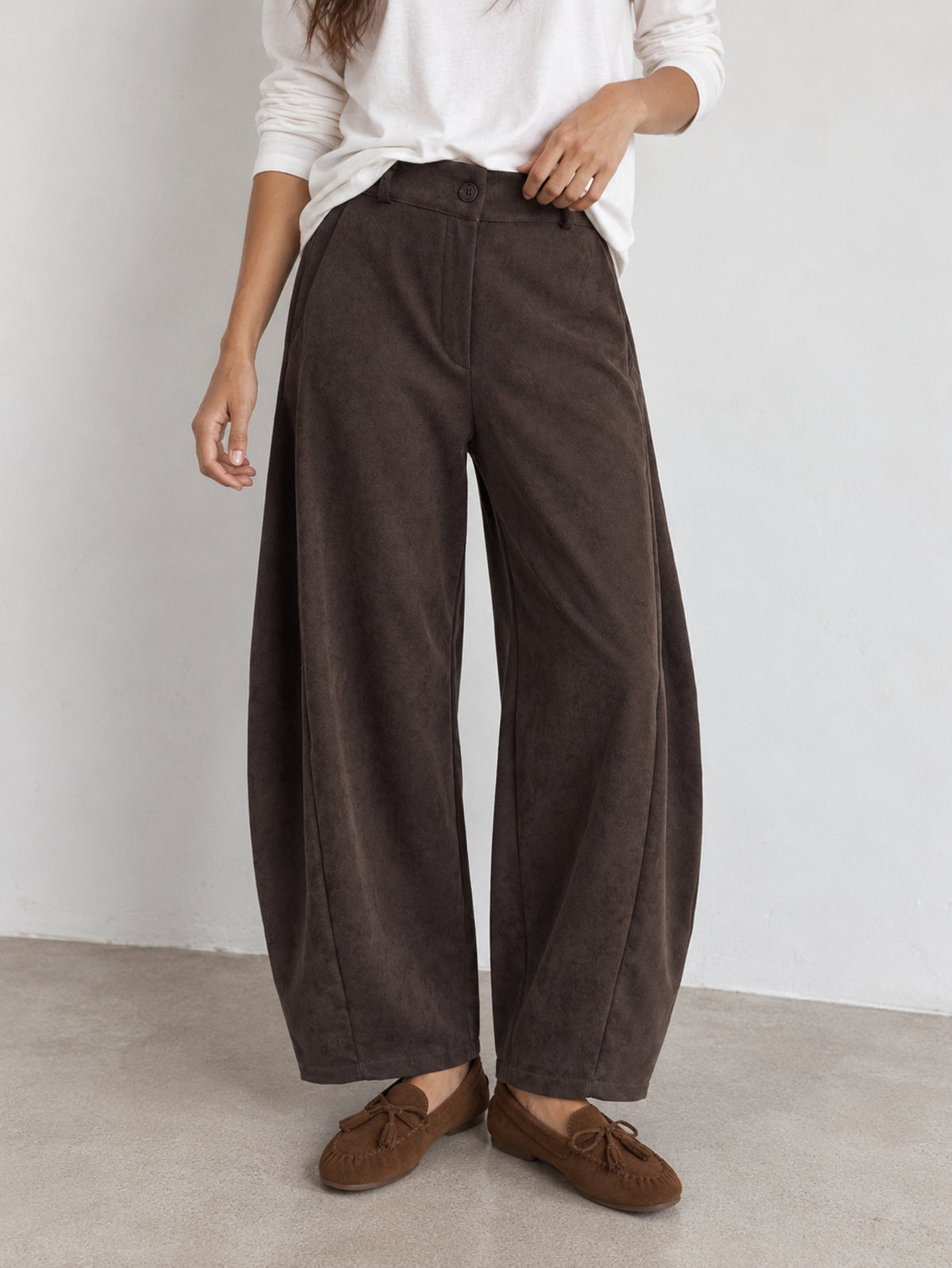pantalon large en velours côtelé marron vue de face