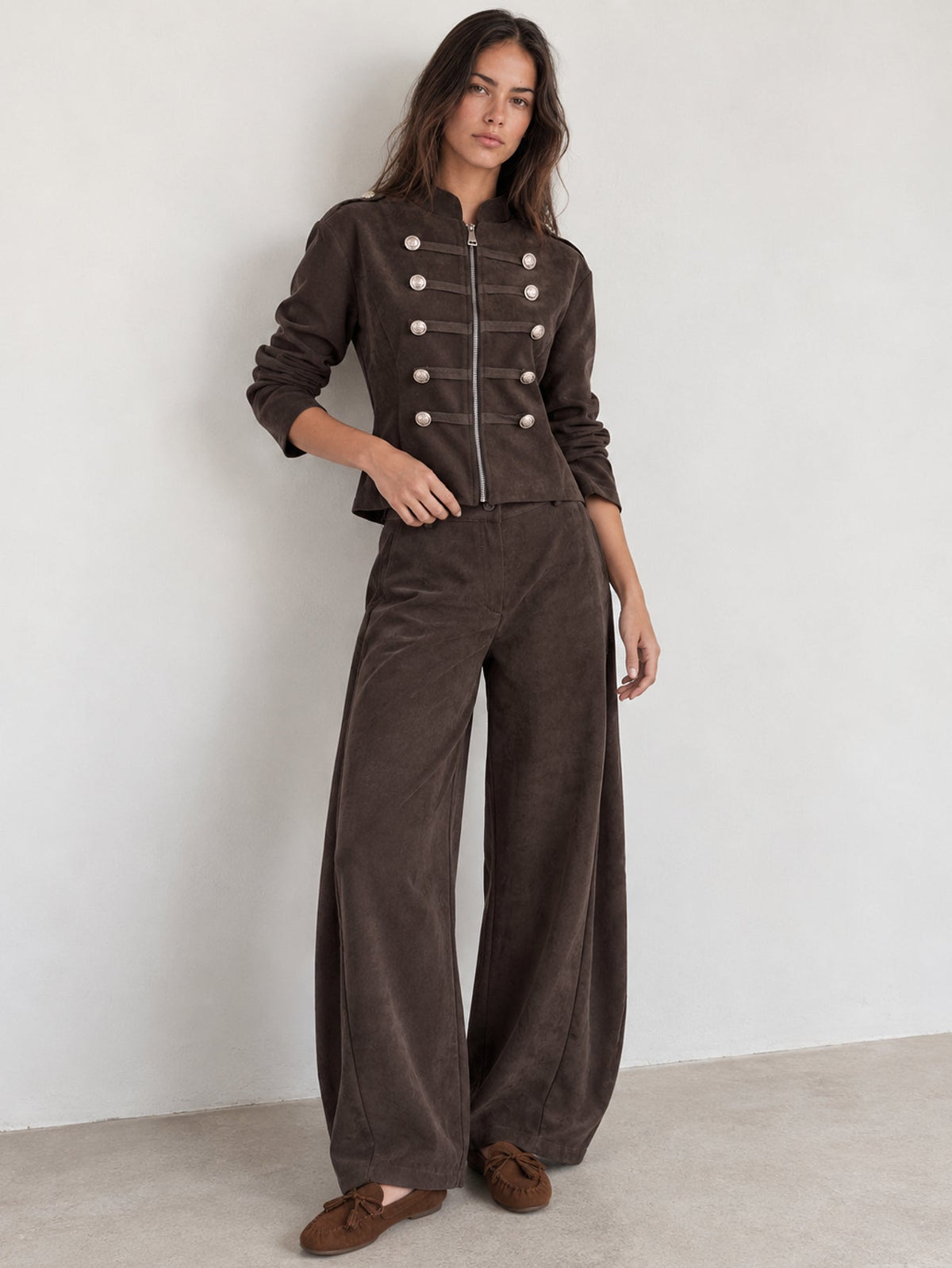 pantalon large en velours côtelé marron tenue complète