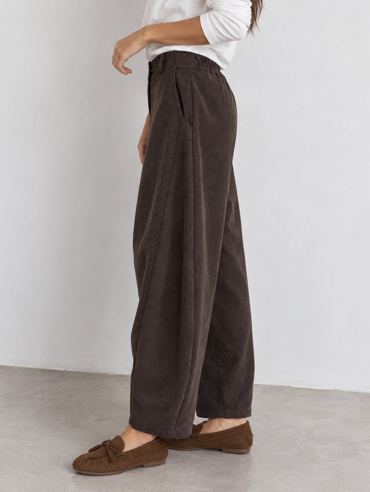 pantalon large en velours côtelé marron profil