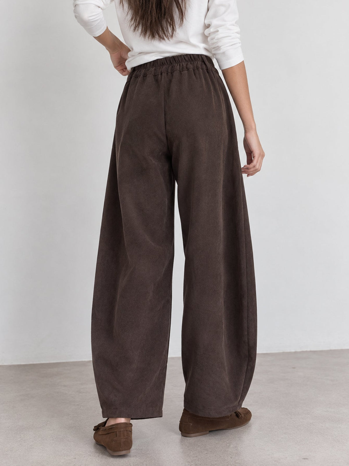 pantalon large en velours côtelé marron vue dos