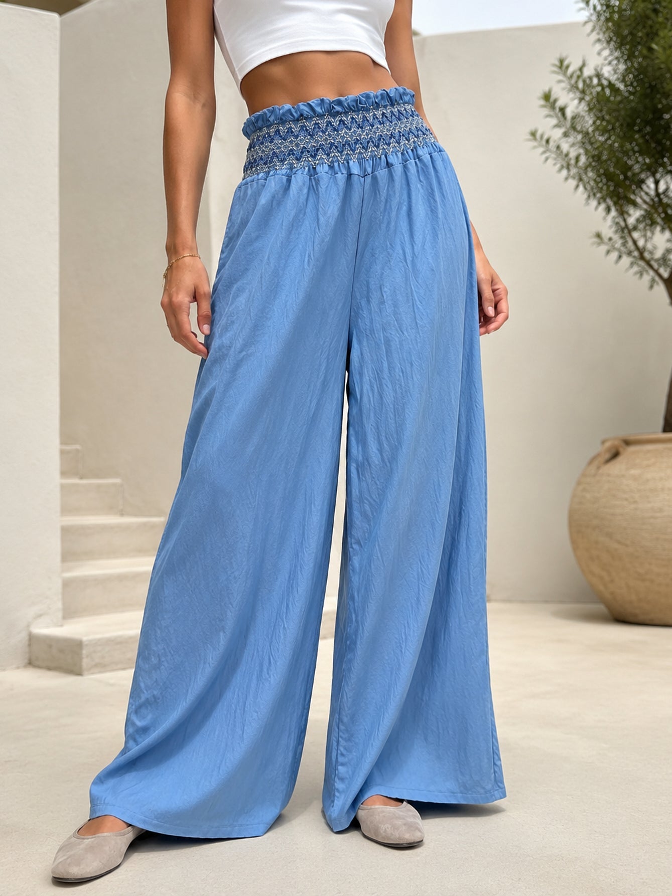 pantalon palazzo bleu à taille smockée