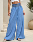 pantalon palazzo bleu à taille smockée