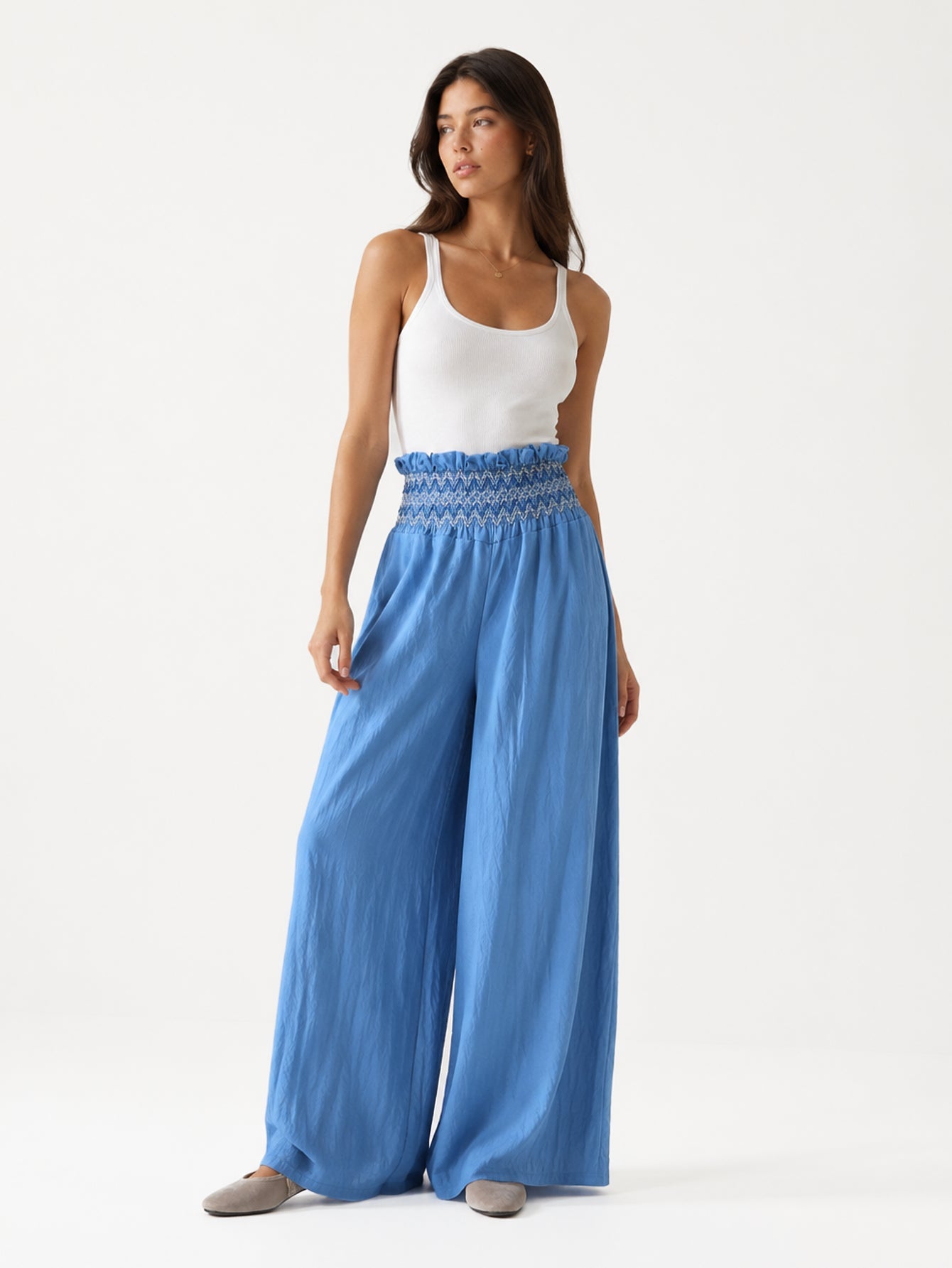 pantalon palazzo bleu porté de face