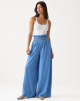 pantalon palazzo bleu porté de face