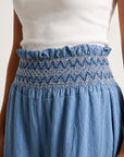 détail taille smockée brodée du pantalon bleu