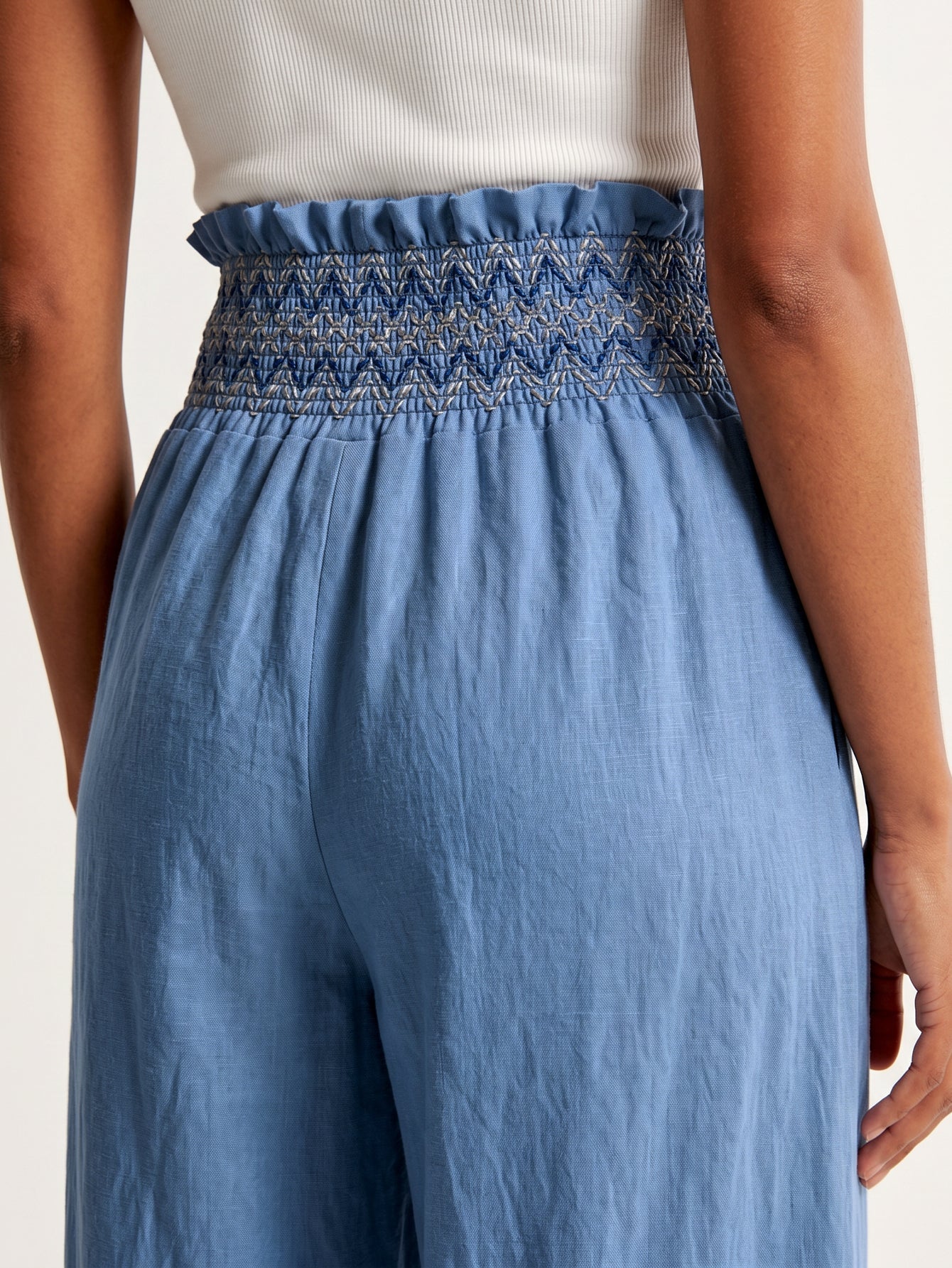 détail dos taille brodée du pantalon bleu