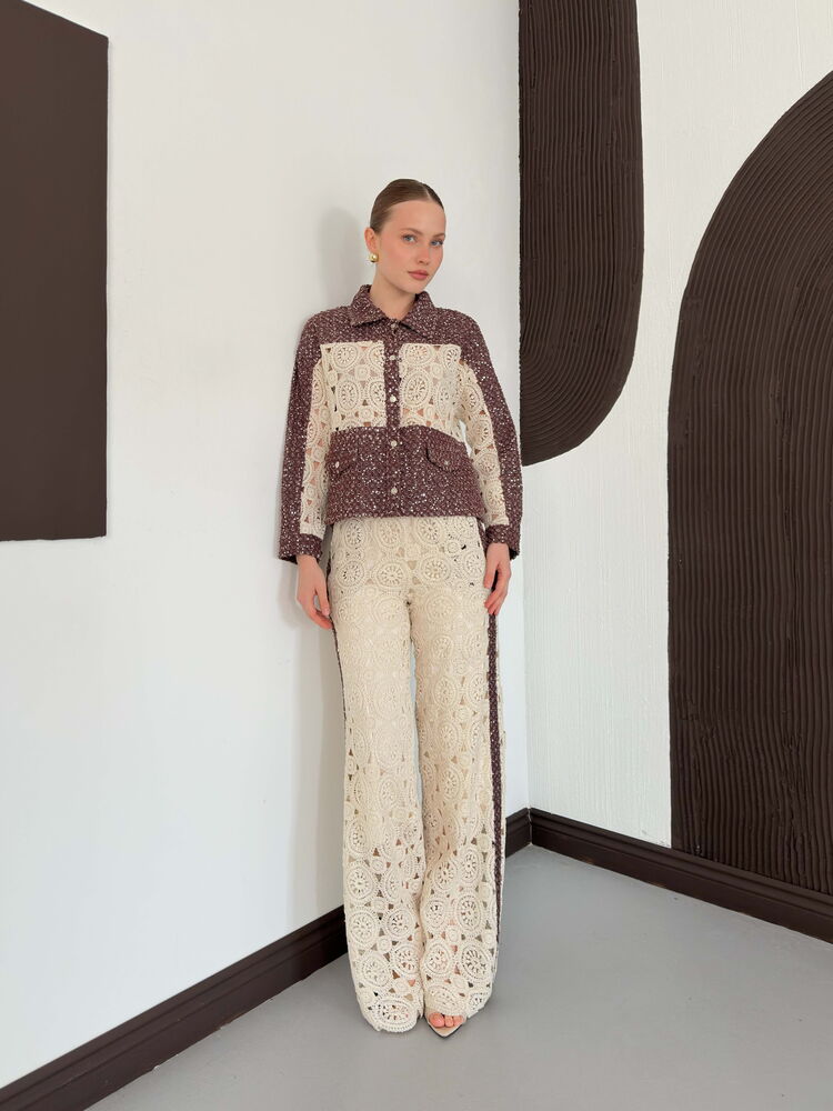 pantalon en crochet beige a bandes contrastees image 3