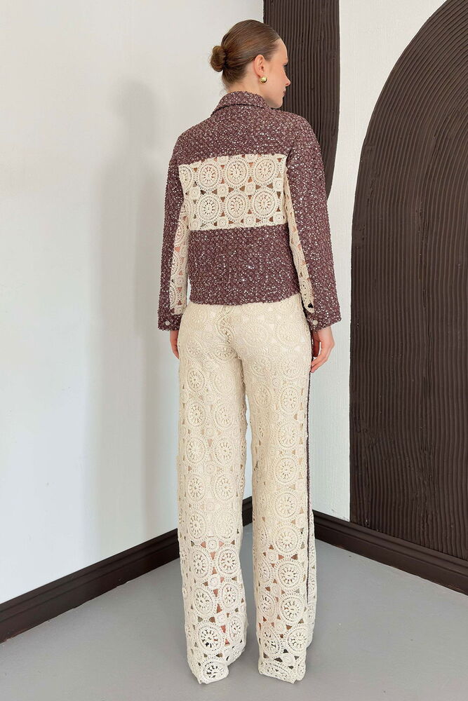 pantalon en crochet beige a bandes contrastees image 4
