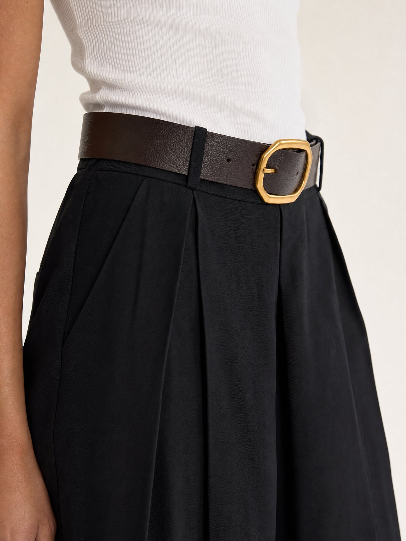 pantalon palazzo noir détail des plis devant