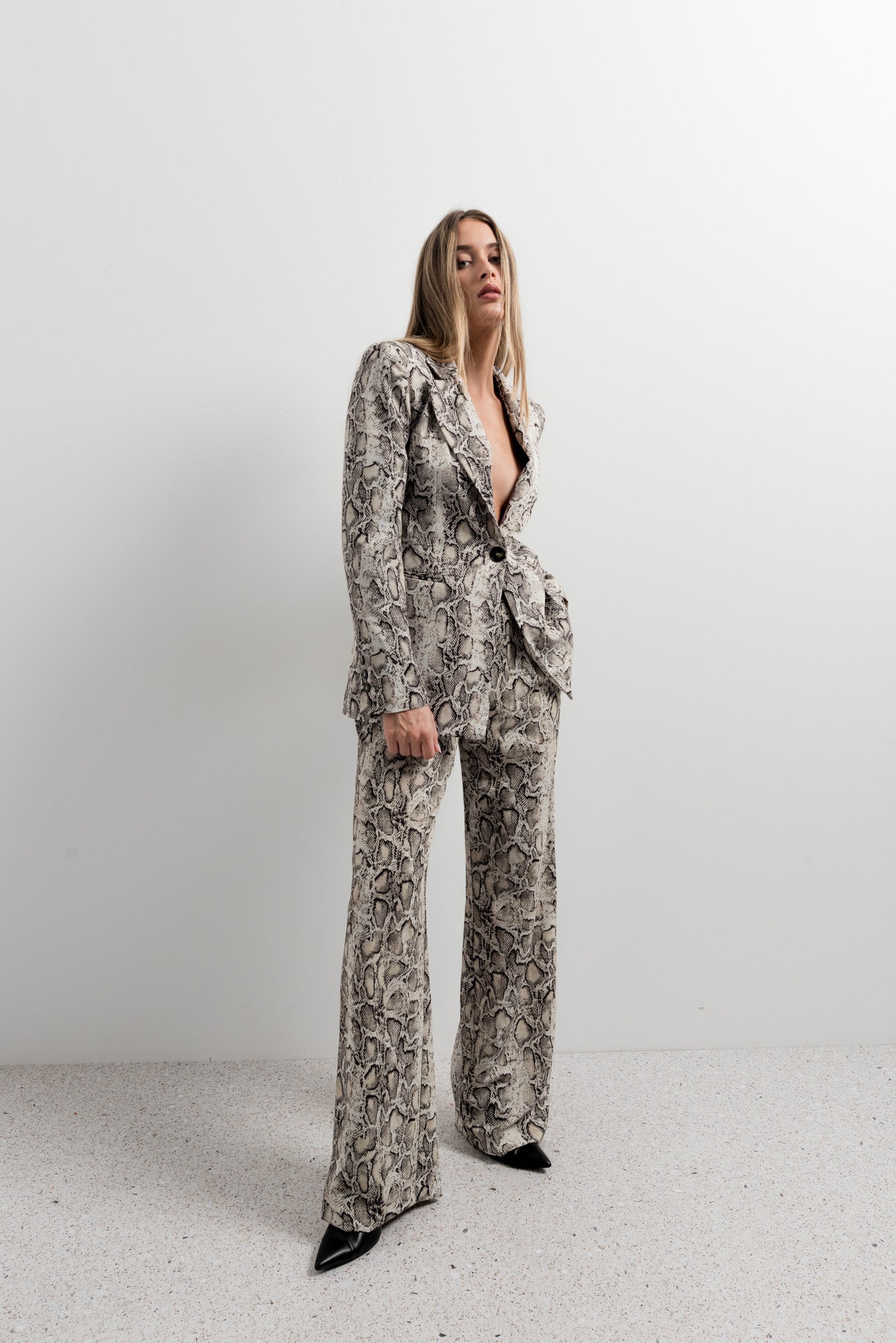 Pantalon palazzo imprimé animal – coupe large, style audacieux Sapiato
