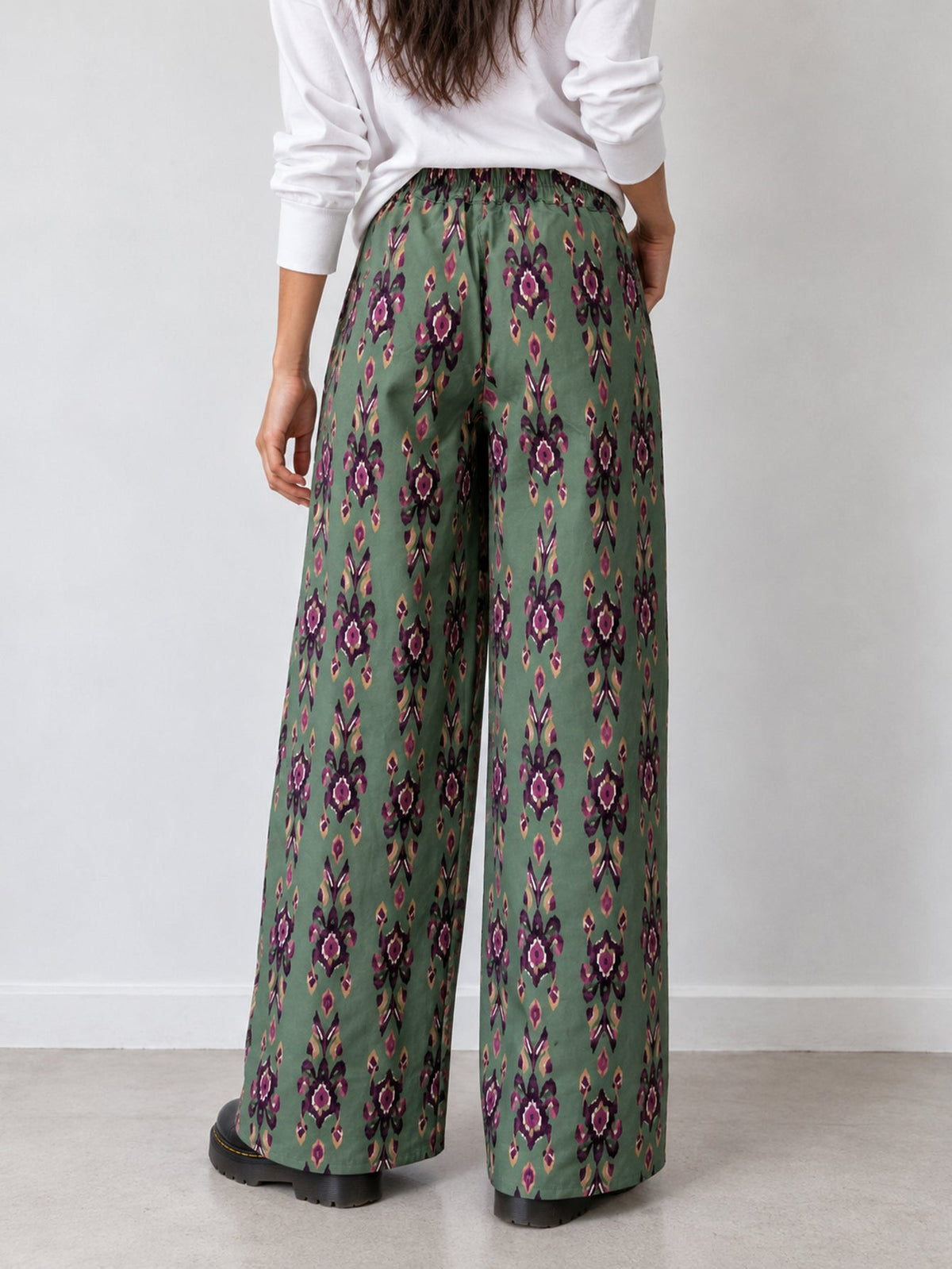 Dos du pantalon palazzo vert avec dos élastiqué
