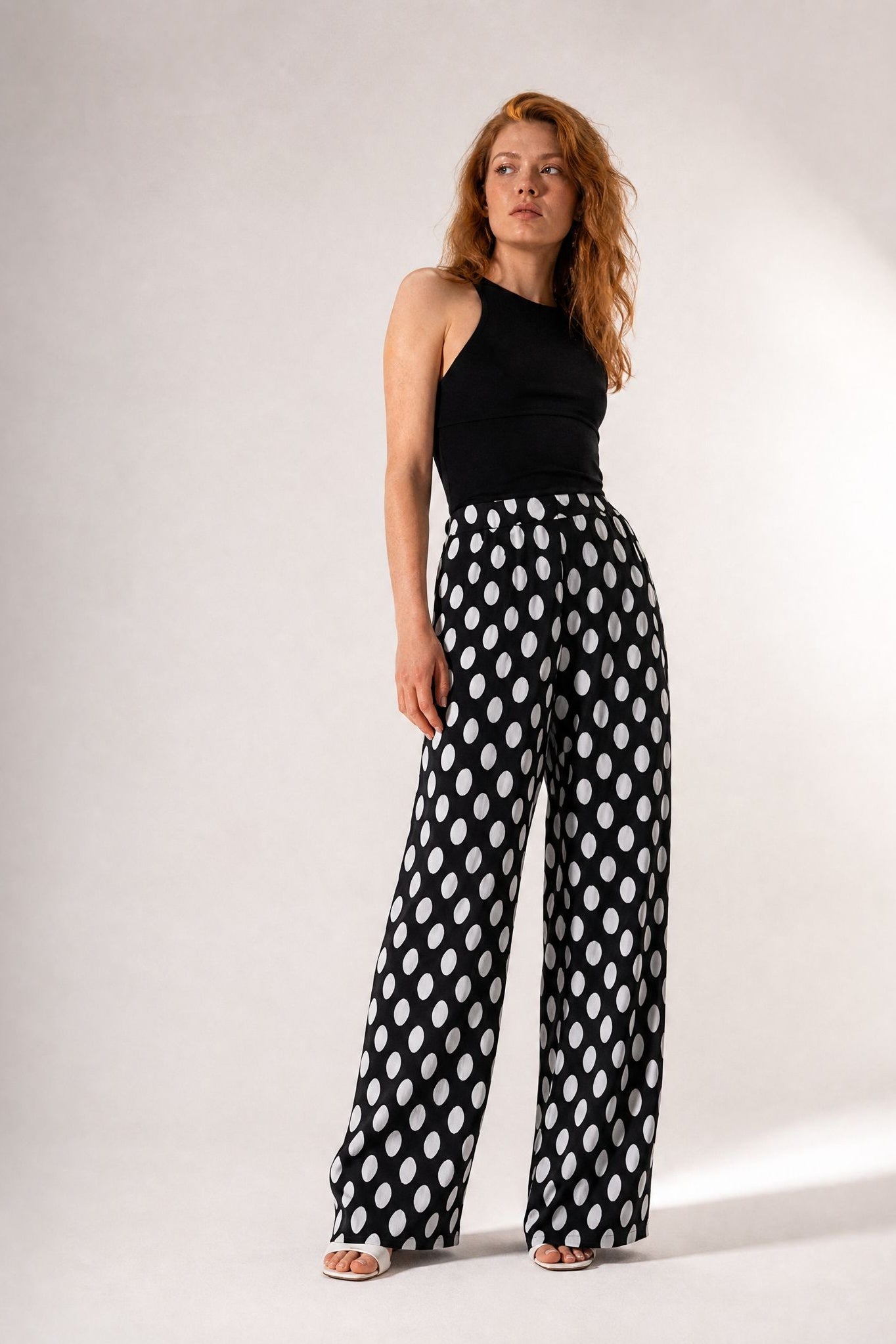 Pantalon palazzo noir à gros pois taille haute