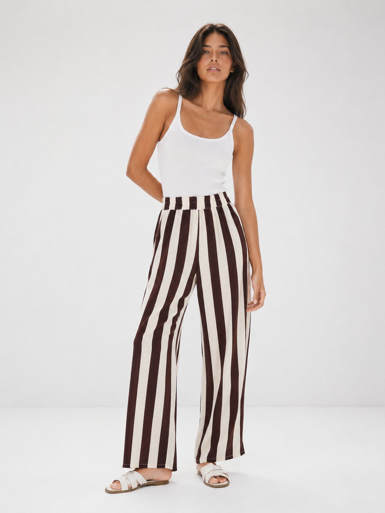 Pantalon palazzo rayé chocolat écru porté face