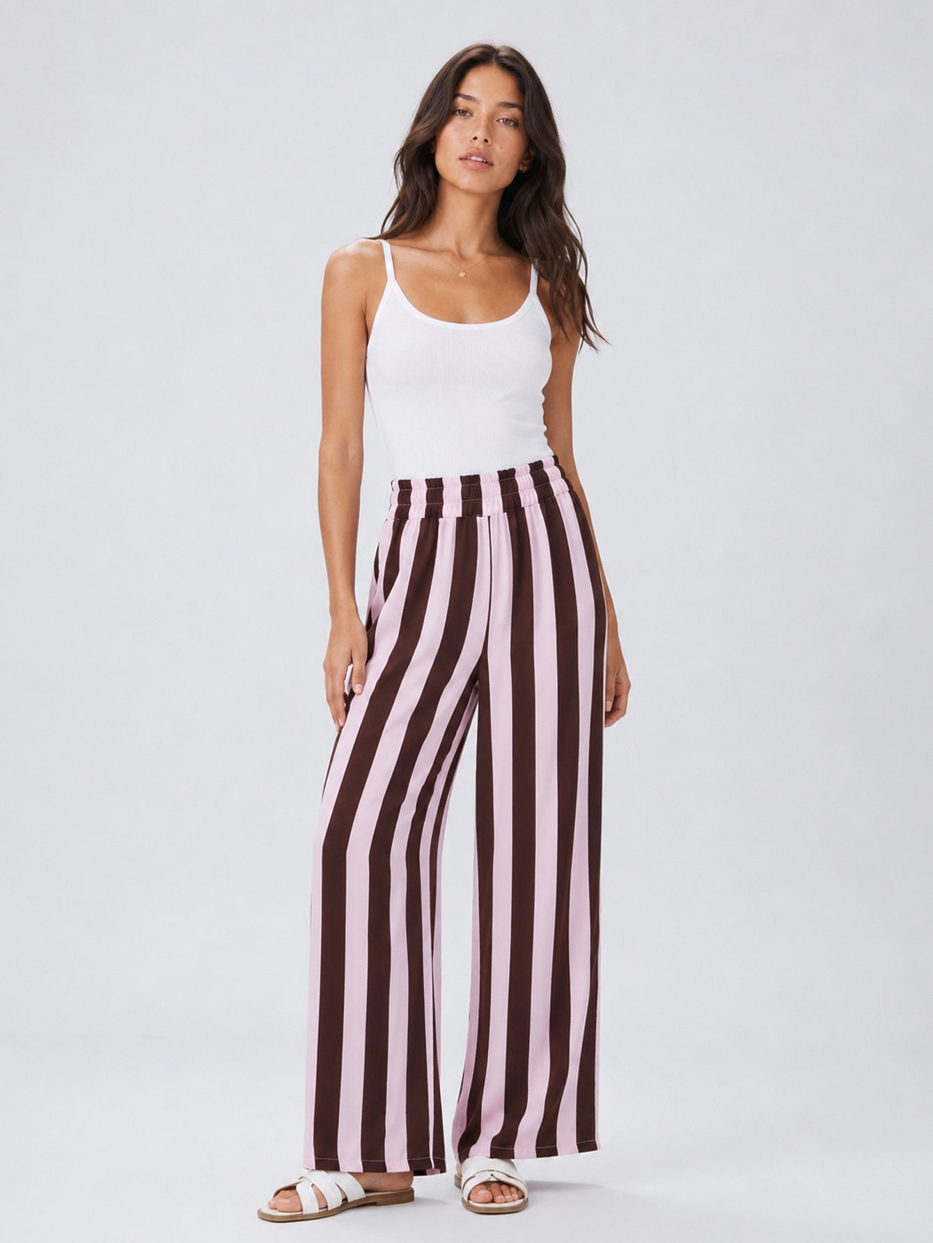 Pantalon palazzo rayé rose poudré porté
