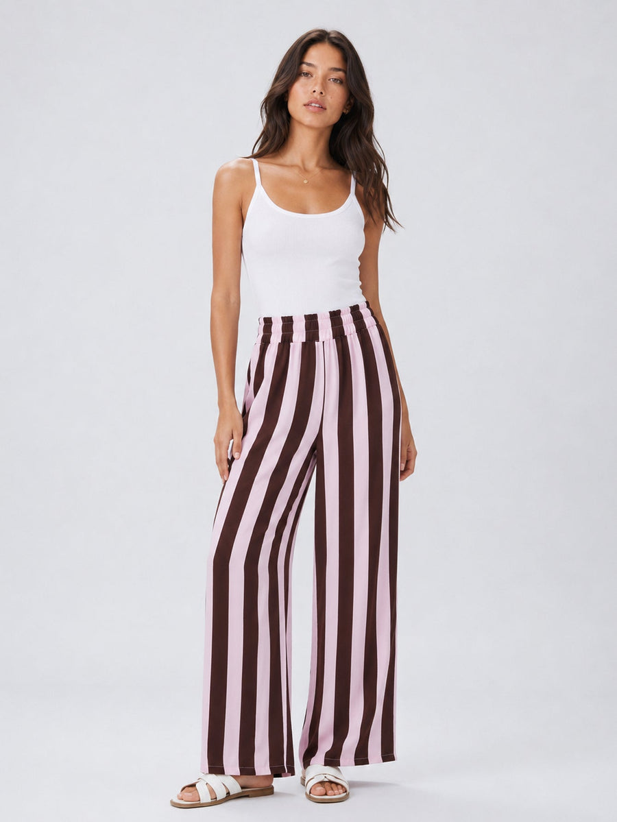 Pantalon palazzo rayé rose poudré porté