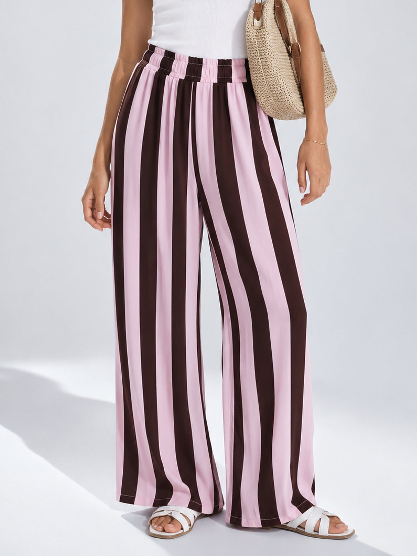 Pantalon palazzo rayé rose poudré gros plan