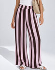 Pantalon palazzo rayé rose poudré gros plan