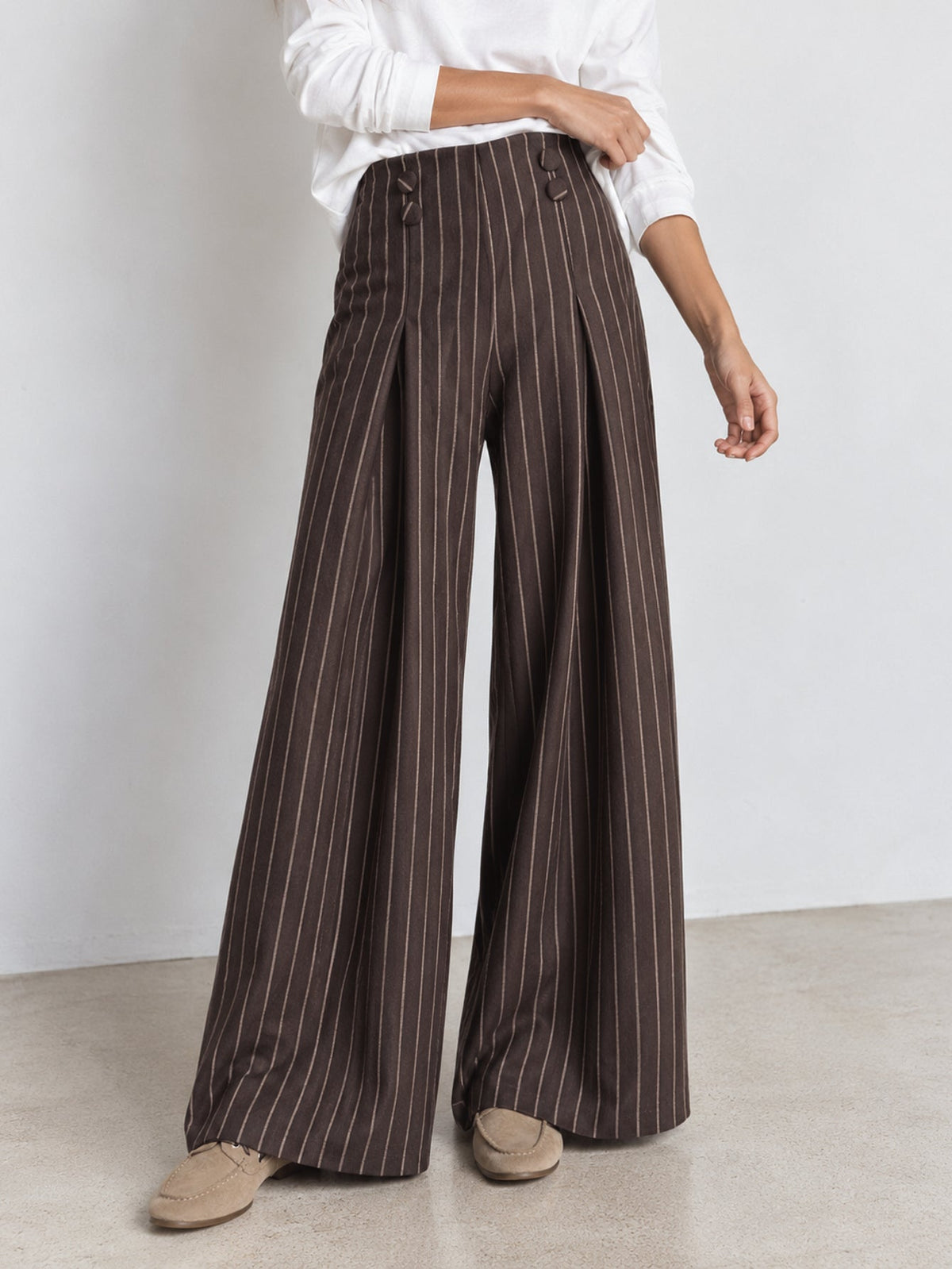 Pantalon palazzo rayé marron vue de face