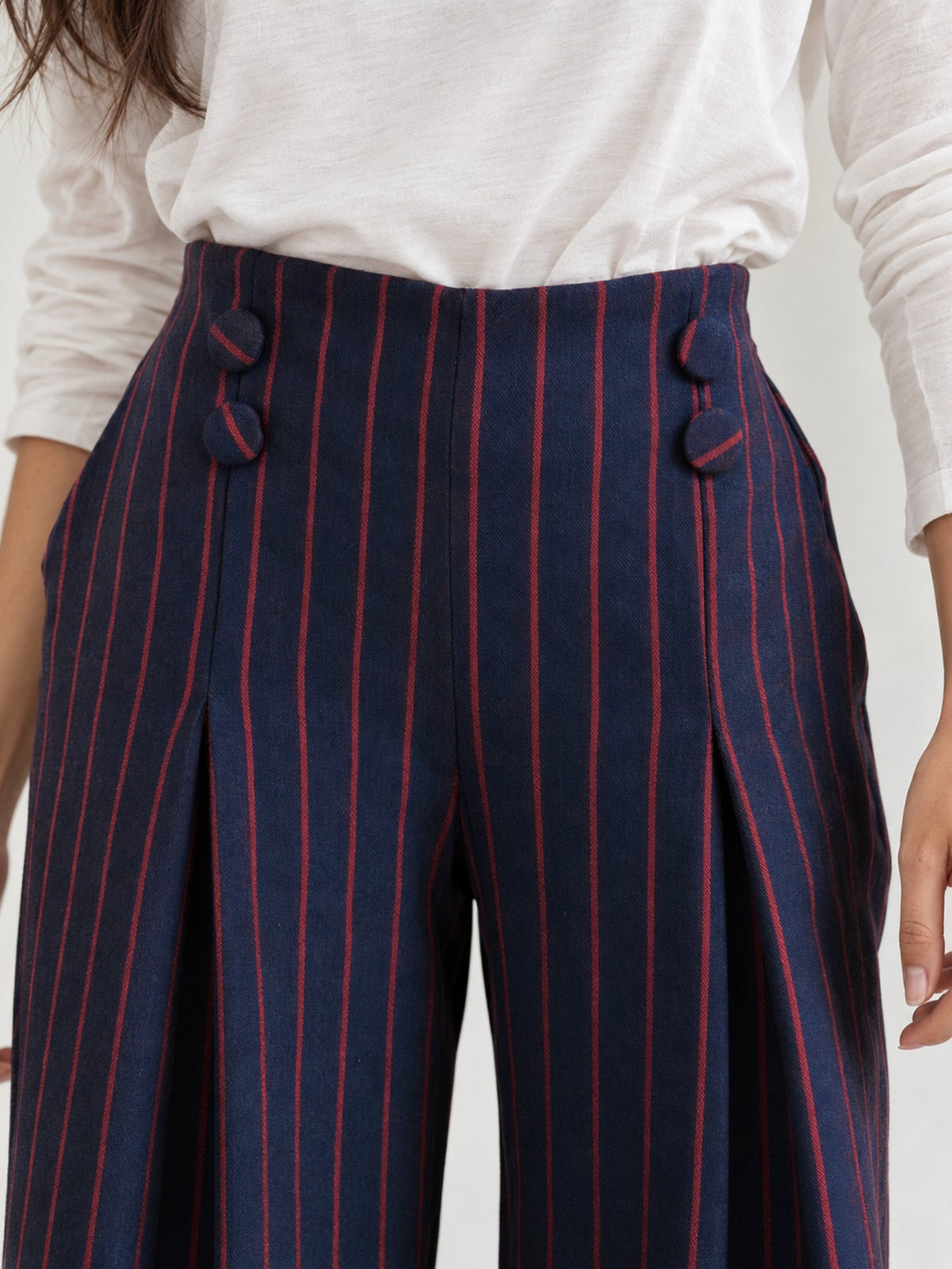 Détail ceinture et boutons pantalon rayé bleu marine