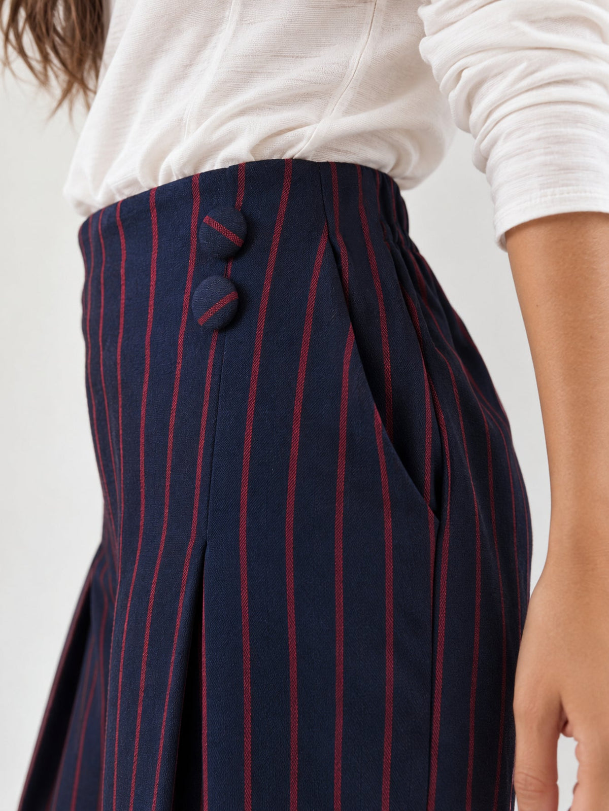 Détail poche côté pantalon rayé bleu marine