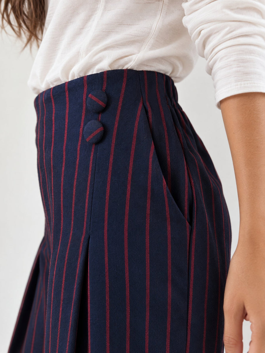 Détail poche côté pantalon rayé bleu marine