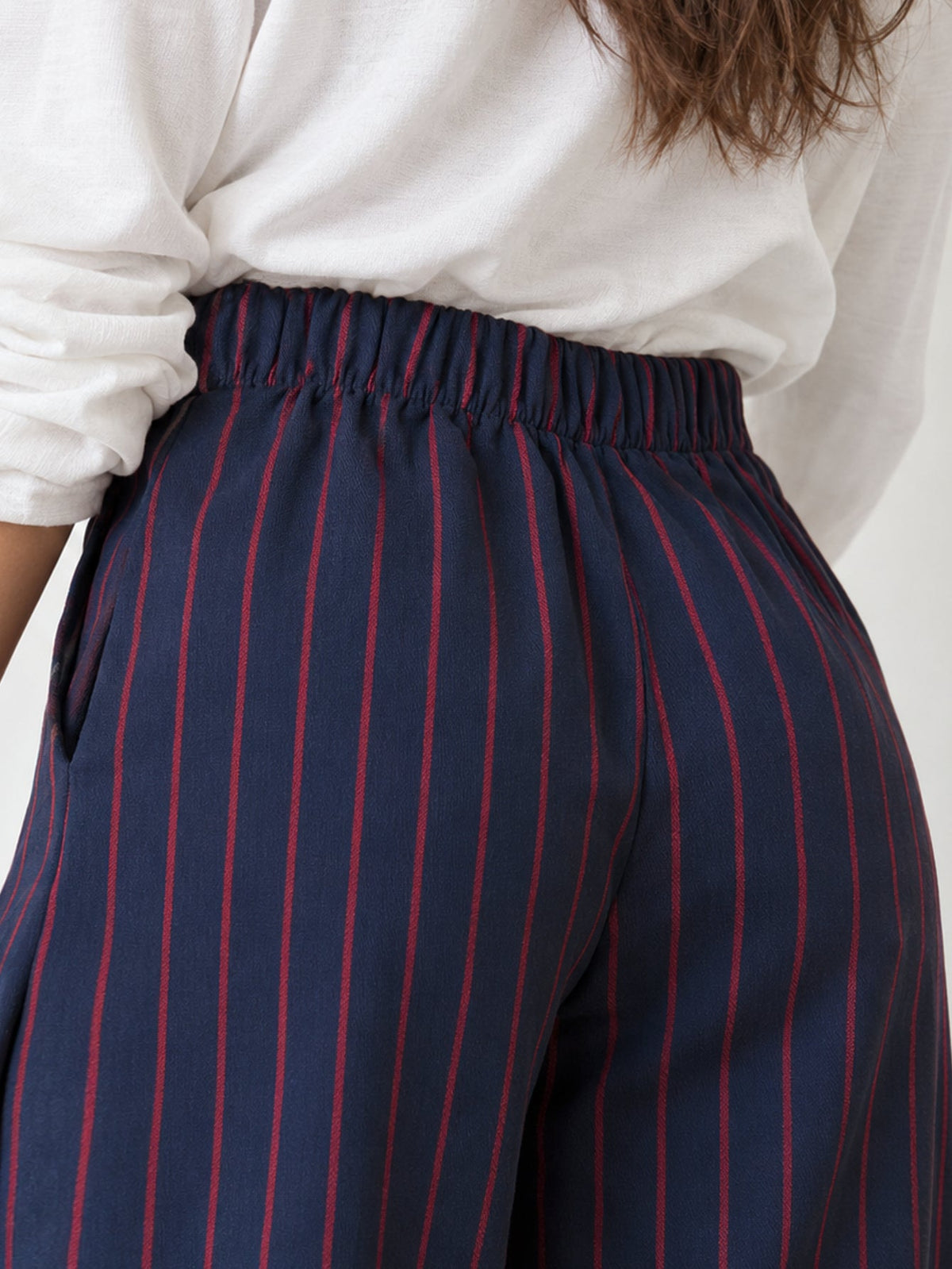 Détail dos élastiqué pantalon rayé bleu marine