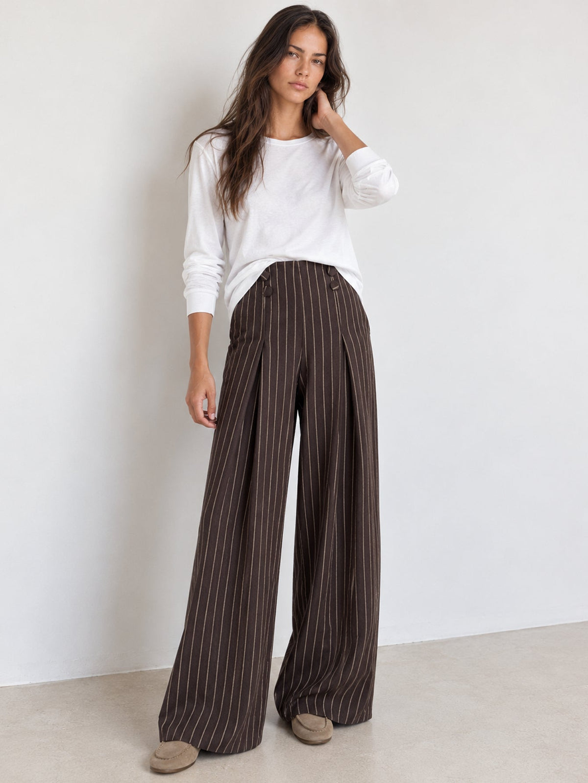 Pantalon palazzo rayé marron vue en pied