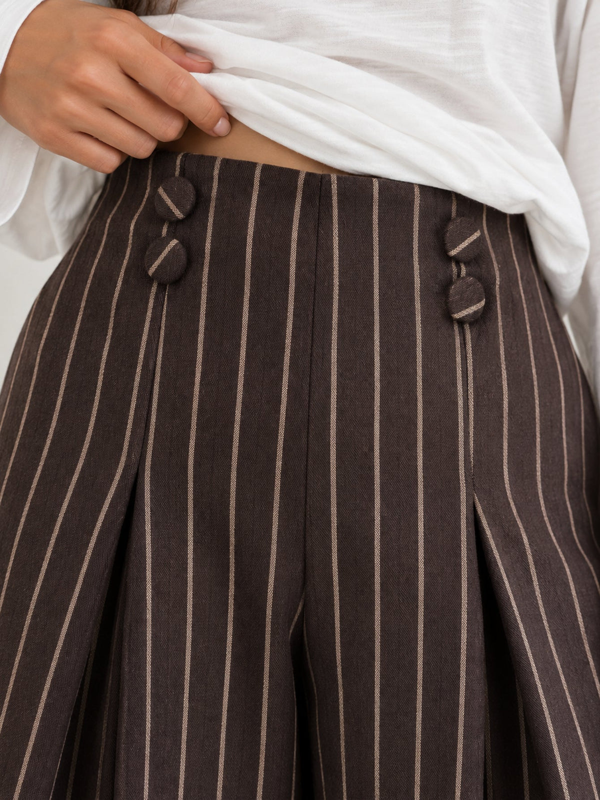 Détail boutons recouverts pantalon palazzo marron rayé
