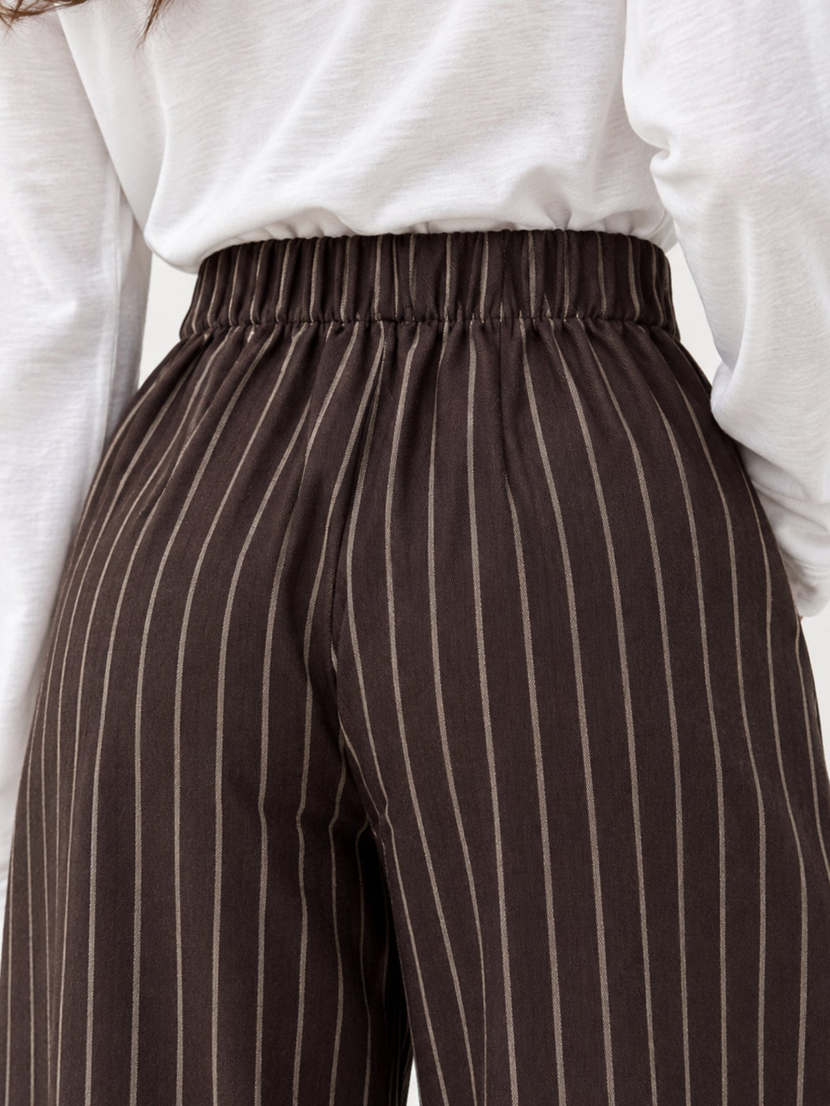 Détail dos élastiqué pantalon palazzo marron rayé