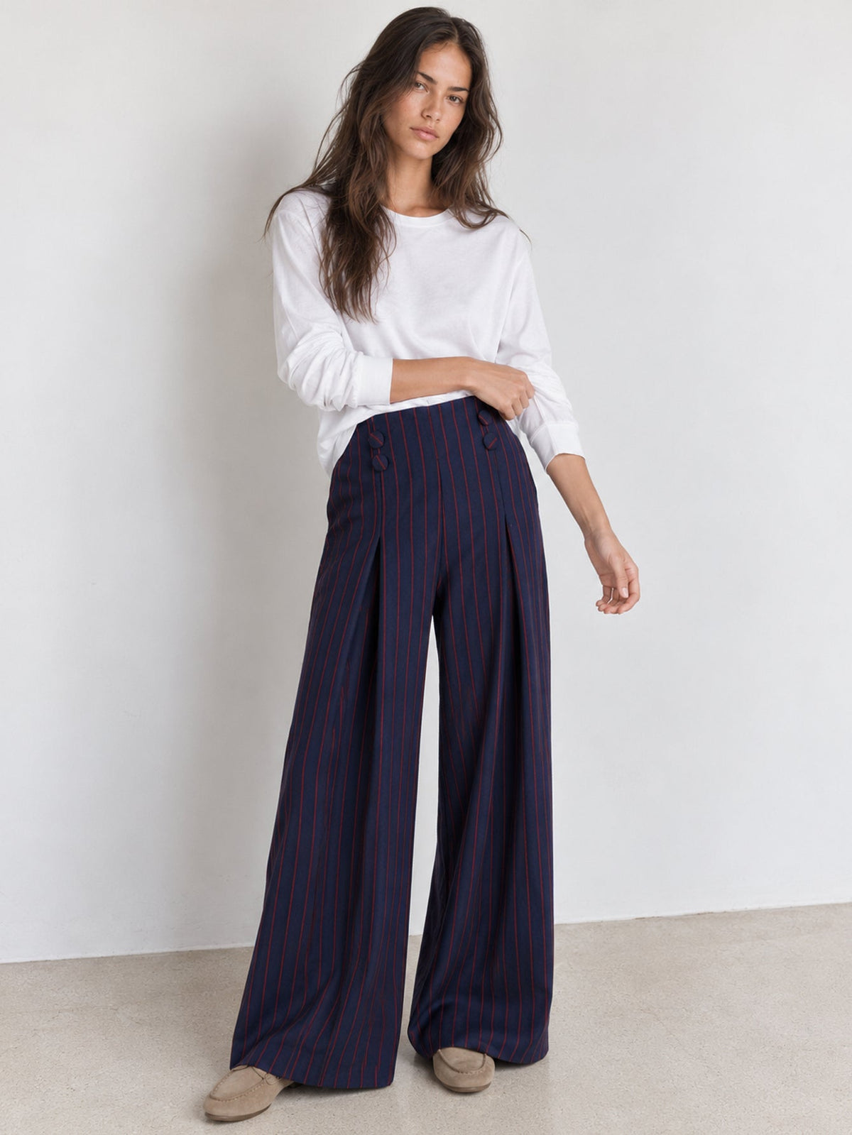 Pantalon palazzo rayé bleu marine vue en pied