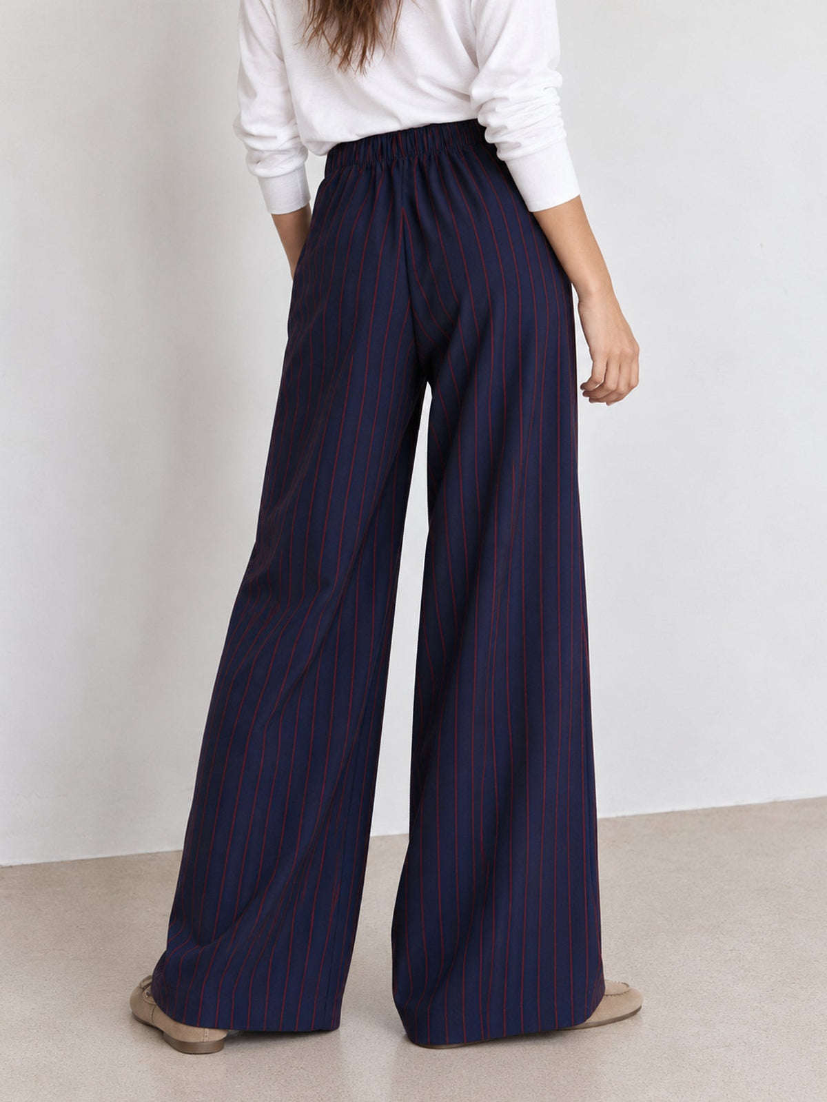 Pantalon palazzo rayé bleu marine vue de dos