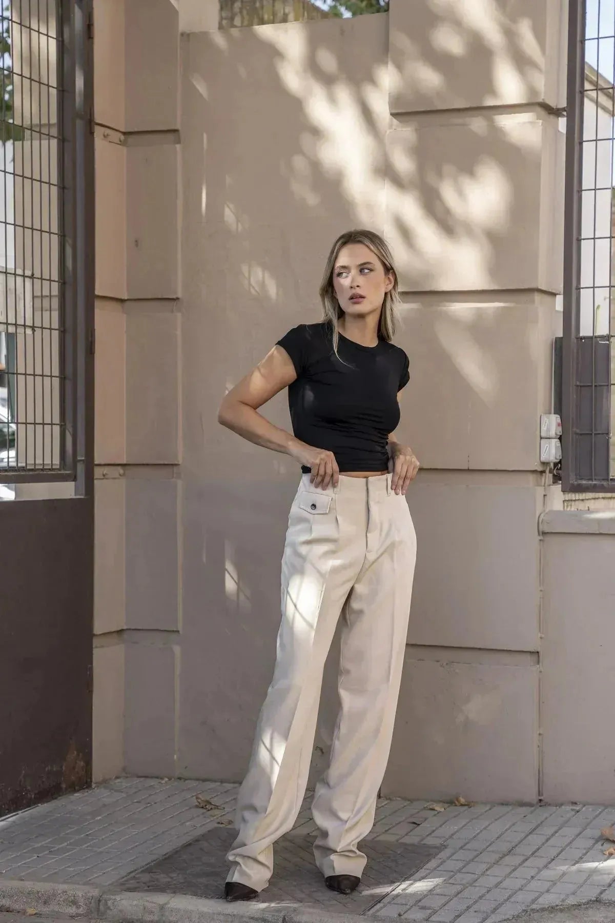 Pantalon plissé look homme beige à taille haute avec poches frontales, style élégant