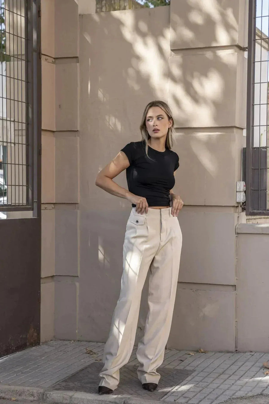 Pantalon plissé look homme beige à taille haute avec poches frontales, style élégant