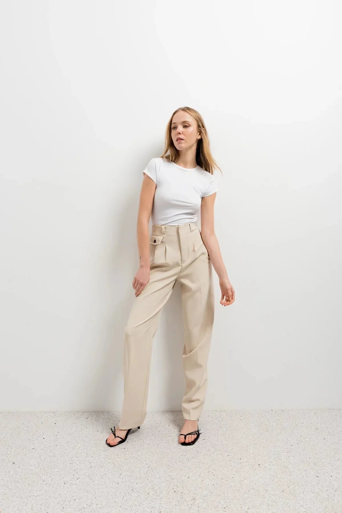 T-shirt blanc et pantalon plissé look homme, look femme élégant avec sandales noires