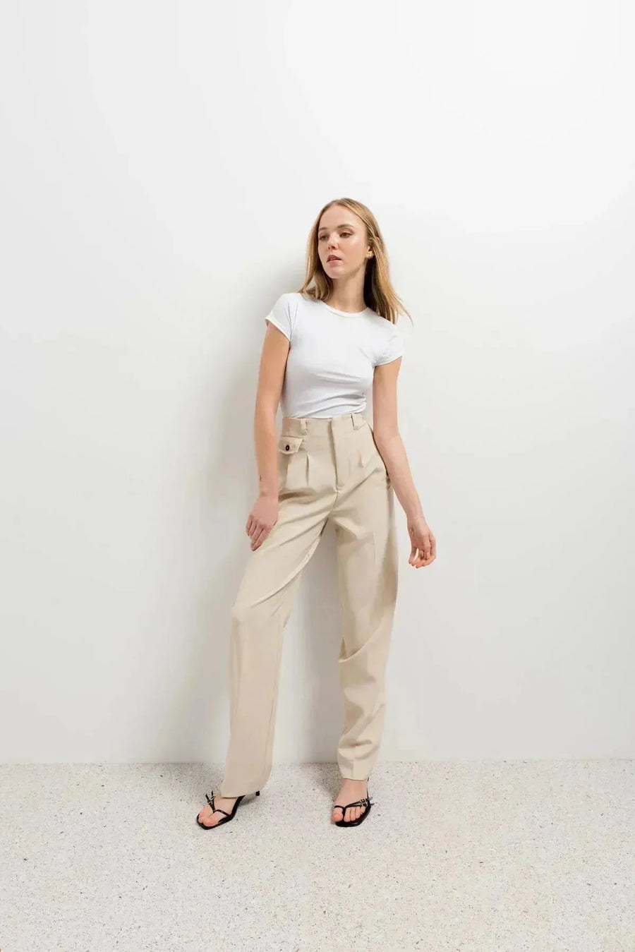 T-shirt blanc et pantalon plissé look homme, look femme élégant avec sandales noires
