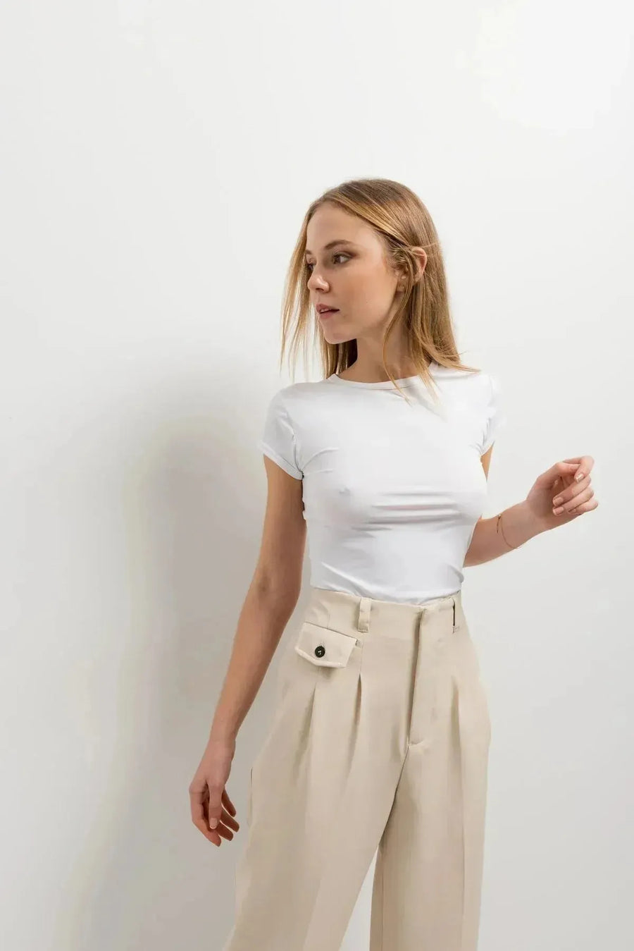 Ensemble t-shirt noir et pantalon plissé look homme, femme, style élégant et tendance