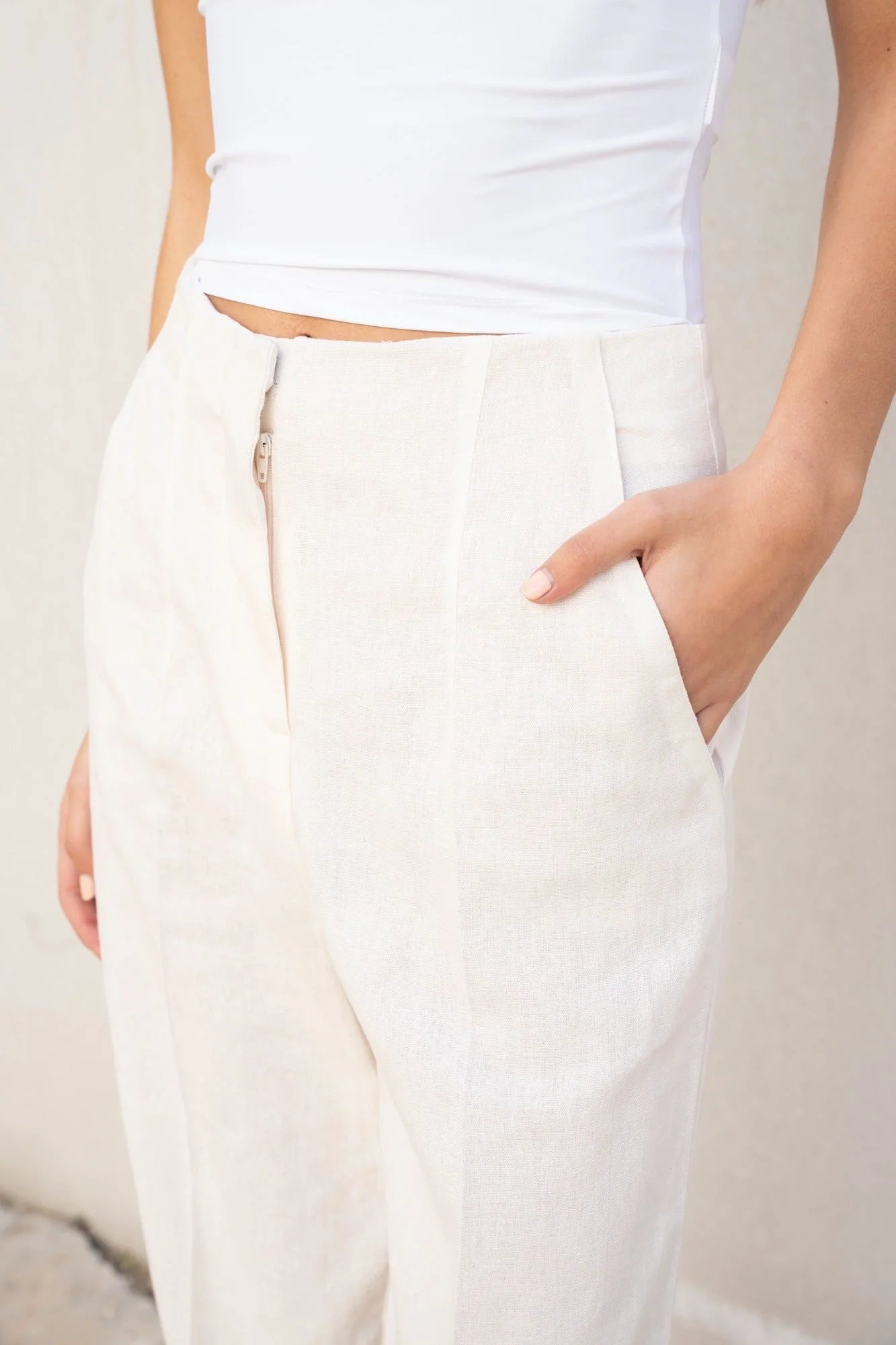 Pantalon taille haute en lin blanc chic avec fermeture éclair argent et poches latérales