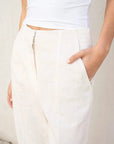 Zoom sur le pantalon lin femme taille haute blanc, avec poches, de la collection Chic & Fluide Pour L'Été, idéal pour un style moderne.