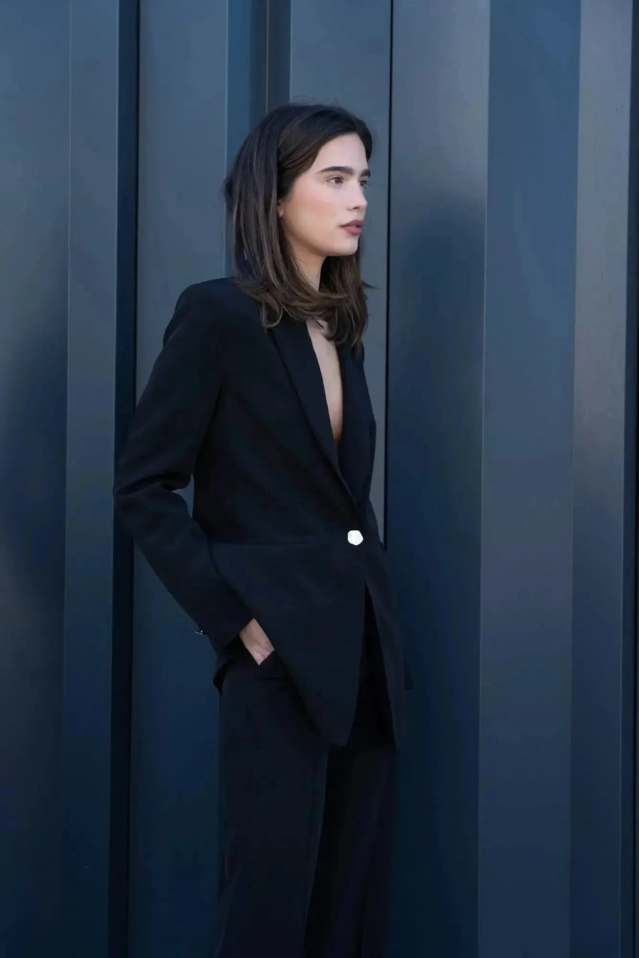 Profil d'une femme en Pantalon Élégant Femme Avec Boutons Argentés, affichant un style sophistiqué avec une touche de modernité.