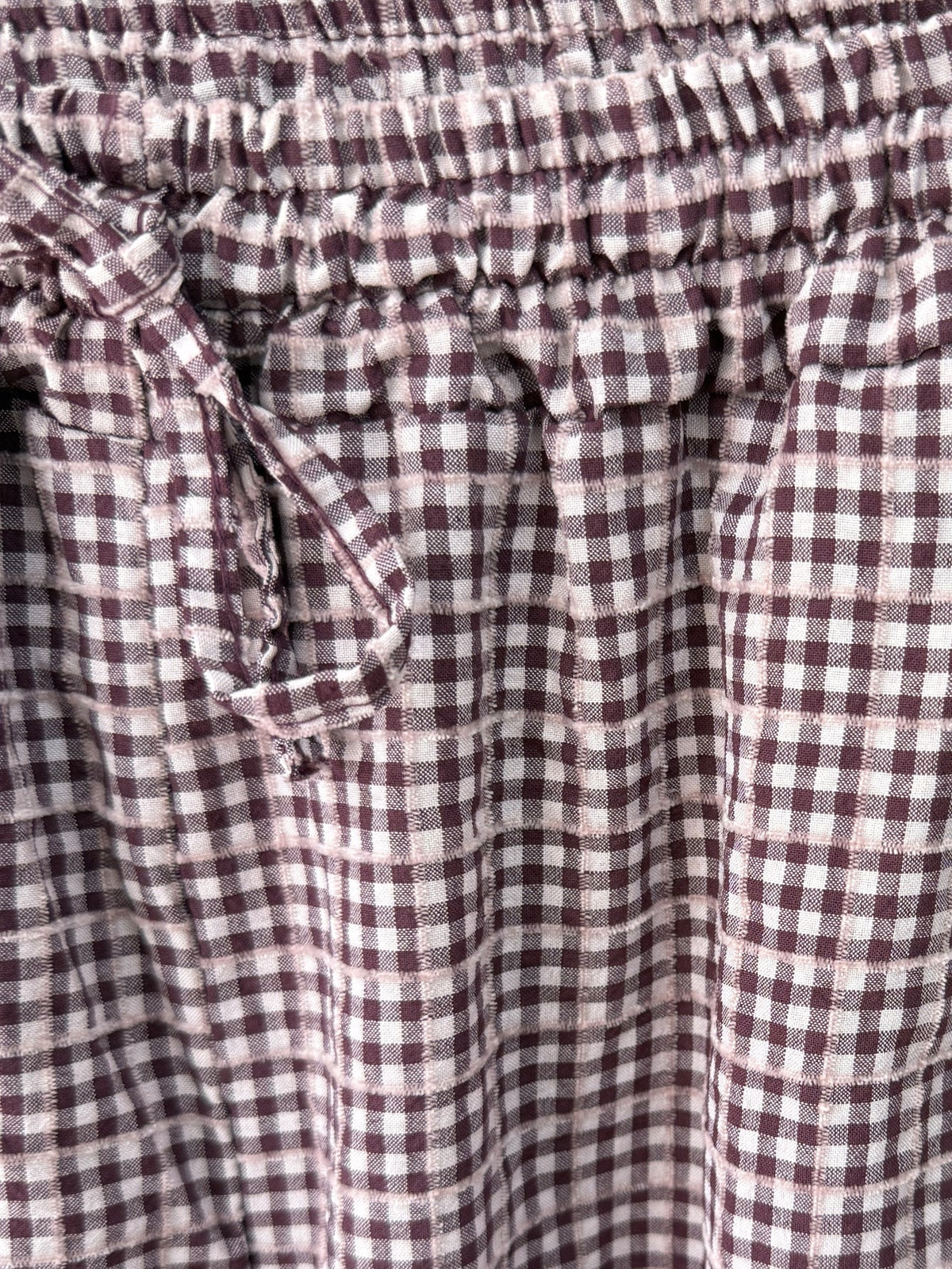 Pantalon vichy violet gros plan tissu et taille