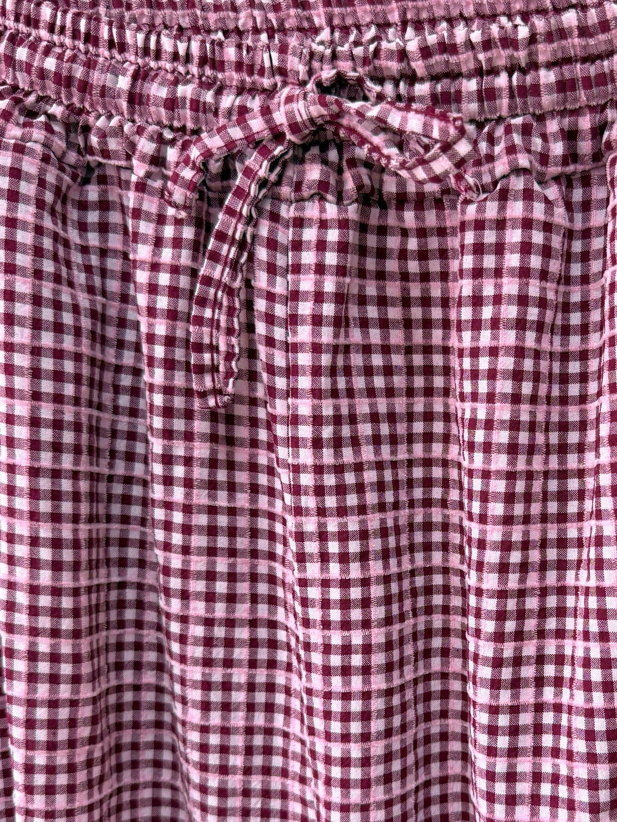 Pantalon vichy bordeaux gros plan tissu et ceinture