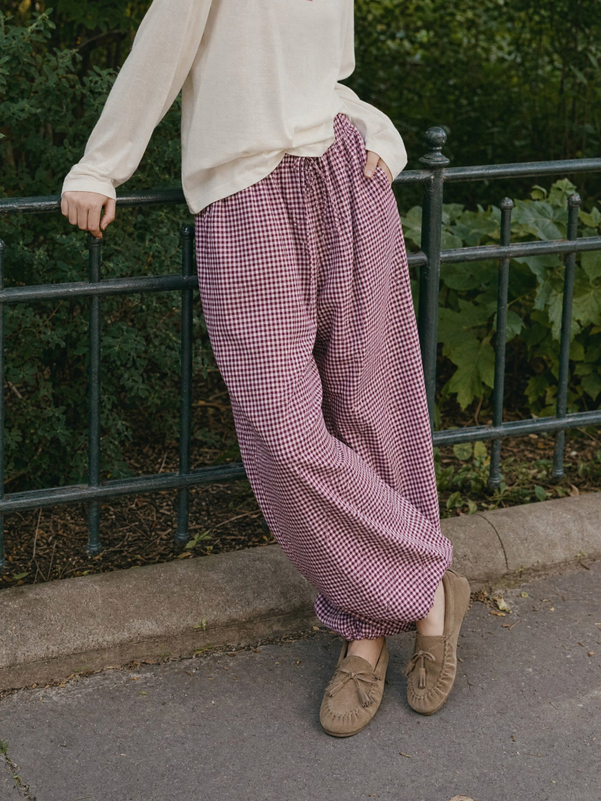 Pantalon vichy bordeaux en situation bas resserrés