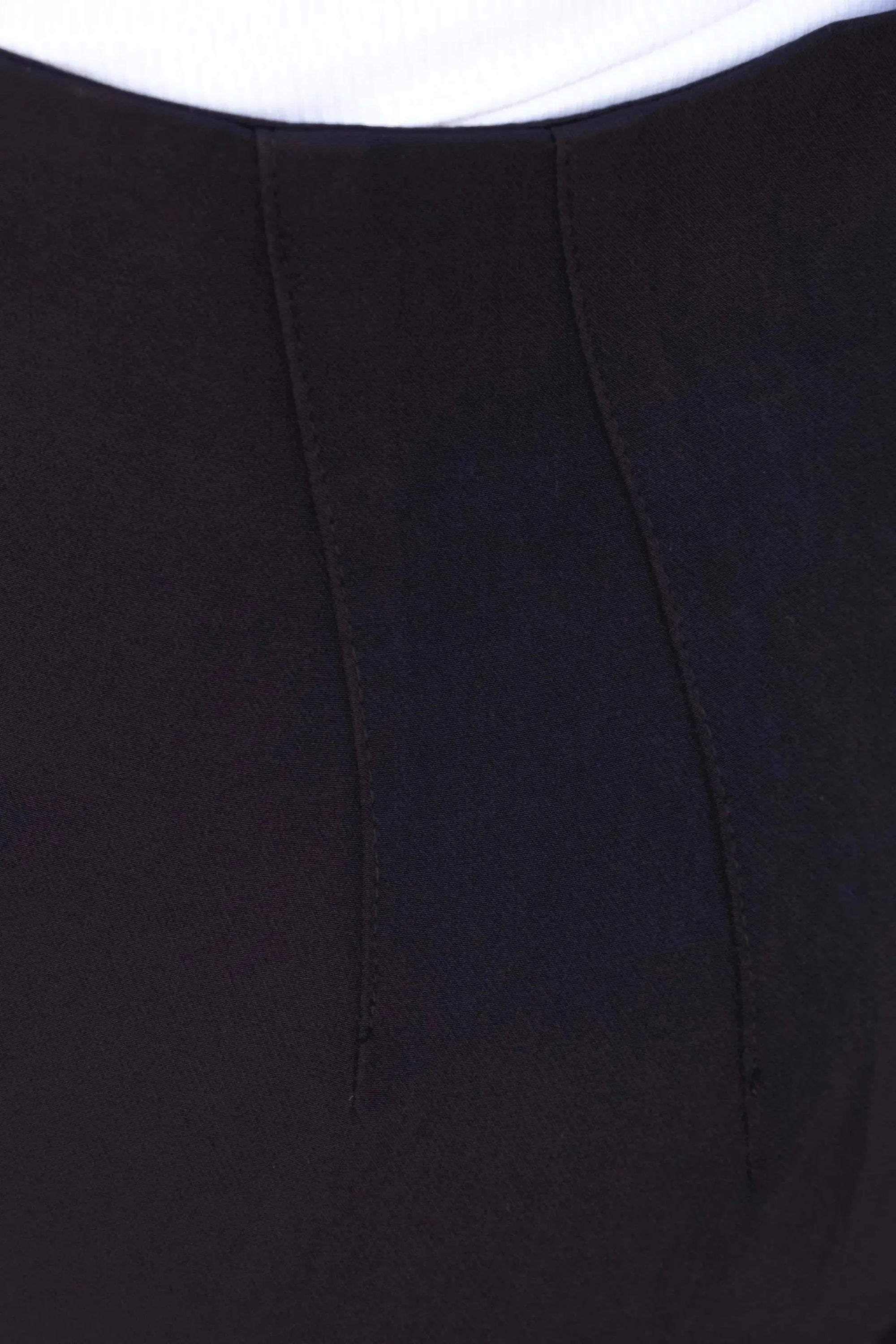 Zoom sur les finitions du pantalon à pince femme noir, illustrant son design soigné et son confort optimal.