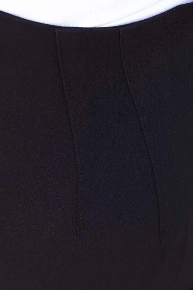 Zoom sur les finitions du pantalon à pince femme noir, illustrant son design soigné et son confort optimal.